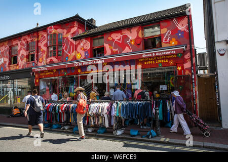 Jahrgang Geschäfte im Herzen der North Laine, Antiquitäten und vintage Boutiquen in den Gassen, zurück von der Küste von Brighton, England. Stockfoto