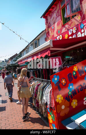 Jahrgang Geschäfte im Herzen der North Laine, Antiquitäten und vintage Boutiquen in den Gassen, zurück von der Küste von Brighton, England. Stockfoto