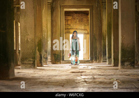 Schöne junge Asiatin in alten, verlassenen Tempel in Siem Reap, Angkor Wat, Kambodscha. Stockfoto