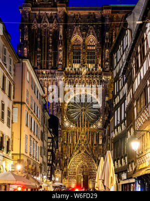 Gotische Kathedrale Notre-Dame aus dem 14. Jahrhundert in der Nacht, Rosette, Straßburg, Elsass, Frankreich, Europa Stockfoto