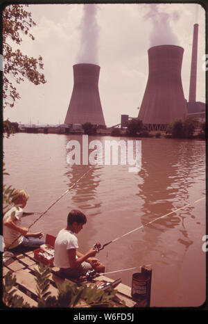 Die jungen Fische in den Kanawha River bei POCA. Auf der gegenüberliegenden BANK DAMPF STEIGT AUS DEM WASSER KÜHLTÜRME DES JOHN AMOS KRAFTWERK Stockfoto