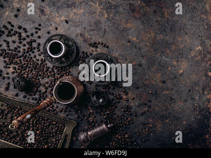 Flach der türkischen Kaffee Topf und Tassen mit gerösteten Kaffeebohnen Stockfoto