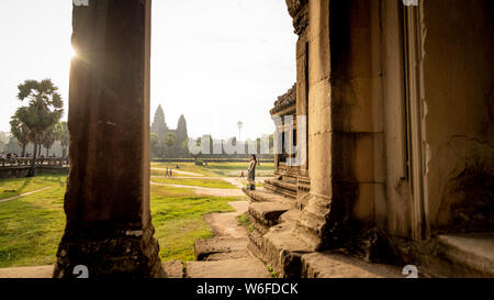 Schöne junge Asiatin in alten, verlassenen Tempel in Siem Reap, Angkor Wat, Kambodscha. Stockfoto