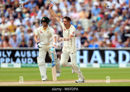 Der Engländer Chris Woakes (Mitte) feiert die wicket von Australiens Travis Kopf während des Tages eine der Asche Test Match bei Edgbaston, Birmingham. Stockfoto