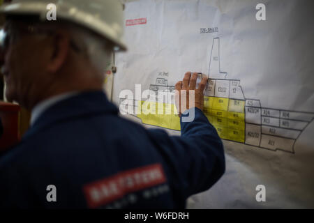 Ross McLure (Leiter Operations T 26), beschreibt den Aufbau des Schiffes. - Das Gebäude der 1st-in-Klasse Typ 26 globalen Bekämpfung der HMS Glasgow, bei BAE Systems Govan, Glasgow, Schottland, am 11. Juli 2019. Stockfoto