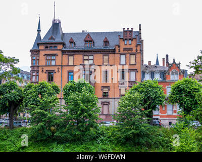 Maison Braun Mansion, Wohnhäuser aus dem 19. Jahrhundert mit grüner Umgebung, Neustadt, Straßburg, Elsass, Frankreich, Europa, Stockfoto