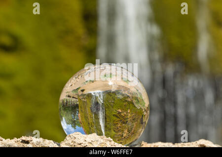 Lensball auf einem Felsen am 'Dreimühlen" - Wasserfall in Deutschland Stockfoto