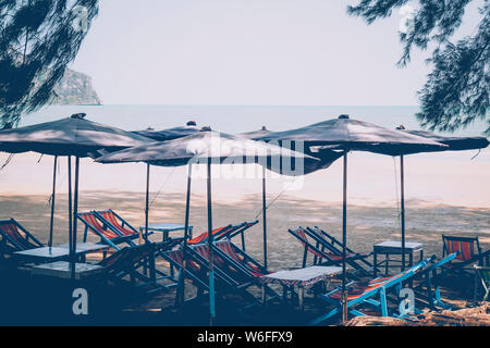 Sonnenschirme am Strand, mit Blick auf den Horizont über das Meer, Himmel, ein Symbol für Urlaub. Sommer Hintergrund Stockfoto