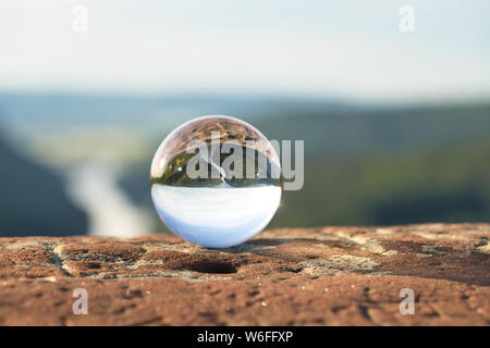 Lensball auf einem Stein Wand an der Der aarschleife" in Deutschland Stockfoto