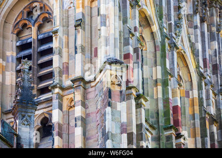 Der mehrfarbige Sandstein des Malvern Priory in Great Malvern, Worcestershire, England Stockfoto