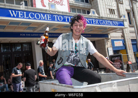 Blackpool, Lancashire, UK. 1. August, 2019. Der Rebellion Festival weltweit größte Punk Festival in Blackpool. Anfang August, von Blackpool Winter Gardens ist Gastgeber für eine massive Line up des Punk Bands für die 21. Ausgabe der Rebellion Festival zieht Tausende von Touristen zum Resort. Über 4 Tage jeden August in Blackpool, den besten Punk sammeln für dieses gesellschaftliche Ereignis des Jahres mit 4 Tage Musik auf 6 Bühnen mit Massen von Bands. Kredit; MediaWorldImages/Alamy leben Nachrichten Stockfoto