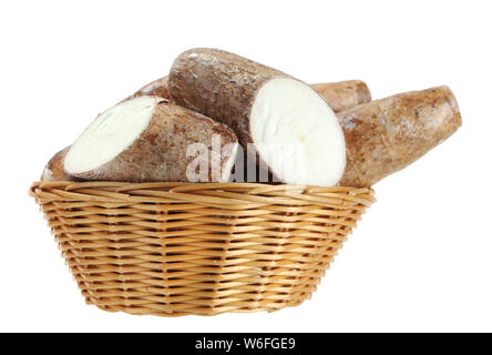 In Scheiben geschnitten Maniok (Cassava) in Bambus Korb auf weißem Hintergrund Stockfoto