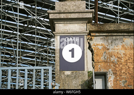 Ein Tor Zeichen außerhalb einer alten Fußballstadion Stockfoto