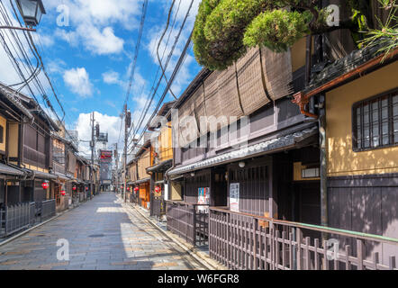 Traditionelle japanische Bauten auf Shinbashi-dori (Shinbashi Straße) im historischen Stadtteil Gion von Kyoto, Japan Stockfoto