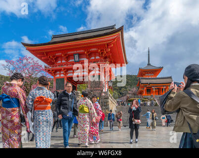 Touristen fotografieren vor der West Gate bei Kiyomizudera (Kiyomizu-dera), ein buddhistischer Tempel in Kyoto, Kyoto, Japan Stockfoto