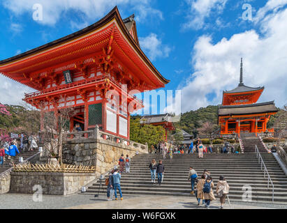 Die West Gate bei Kiyomizudera (Kiyomizu-dera), ein buddhistischer Tempel in Kyoto, Kyoto, Japan Stockfoto