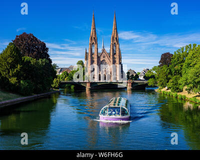 Batorama sightseeing tour Boot Kreuzfahrt auf Ill und St. Paul evangelische Kirche, Neustadt, Straßburg, Elsass, Frankreich, Europa, Stockfoto