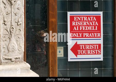 Gebete vorbehalten Eingang Schild an der Tür einer Kirche in Italien Stockfoto