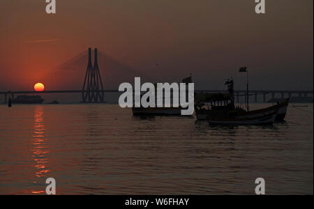 Das Bild des Sonnenuntergangs Bandra und Worli sealink Bridge, in Mumbai, Indien Stockfoto