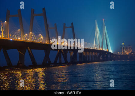 Das Bild von bandra Worli sealink Bridge bei Nacht in Mumbai, Indien Stockfoto