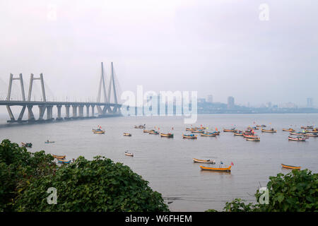 Das Bild der Fischerboote und bandra Worli sealink Bridge, in Mumbai, Indien Stockfoto