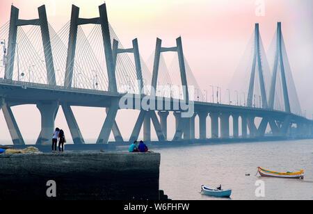 Das Bild des Menschen in der Nähe von Te Abend bandra Worli sealink Bridge, in Mumbai, Indien Stockfoto