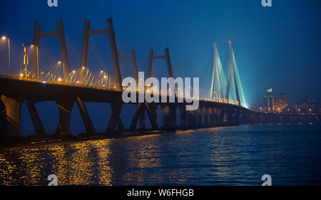 Das Bild von bandra Worli sealink Bridge bei Nacht in Mumbai, Indien Stockfoto