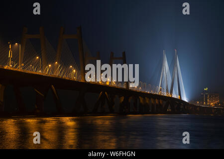 Das Bild von bandra Worli sealink Bridge bei Nacht in Mumbai, Indien Stockfoto