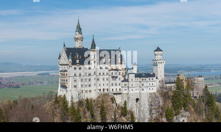 Panorama Szene auf das Schloss Neuschwanstein im Sommer Tag mit strahlend blauem Himmel Stockfoto