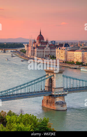 Budapest, Ungarn. Antenne Stadtbild Bild von Budapest Széchenyi Kettenbrücke und Parlamentsgebäude im Sommer Sonnenuntergang. Stockfoto