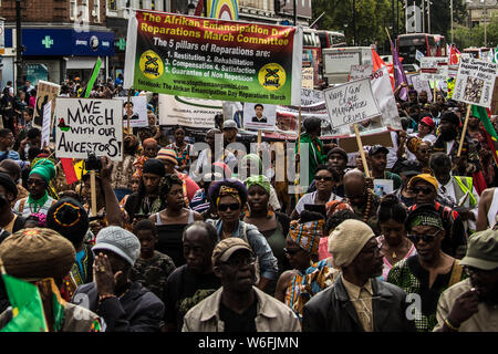 London, Großbritannien. 1 Aug, 2019. Hunderte von Demonstranten marschierten von Windrush Square in Brixton, Parliament Square Sklaverei Wiedergutmachung zu verlangen. Quelle: David Rowe/Alamy leben Nachrichten Stockfoto