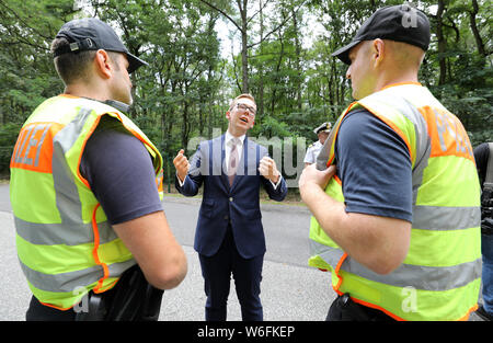 01. August 2019, Mecklenburg-Vorpommern, Löcknitz: Philipp Amthor (CDU) (M), Mitglied des Bundestages, Gespräche mit der föderalen Polizei bei einem Besuch in einer Verkehrskontrolle der föderalen Polizei außerhalb der deutsch-polnischen Grenze. Seit Juli hat das Bundesamt für Polizei in Pasewalk und Rostock hat zum ersten Mal hatte 30 junge Offiziere der föderalen Polizei als Verstärkung. Ziel ist es, die höhere Kriminalitätsrate im Sommer mehr wirksam zu bekämpfen und das Sicherheitsgefühl der Menschen in der Grenzregion wieder zu erhöhen. Foto: Bernd Wüstneck/dpa-Zentralbild/dpa Stockfoto