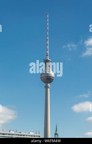 BERLIN, DEUTSCHLAND - 26. SEPTEMBER 2018: Nahaufnahme der Fernsehturm, eine kultige TV-Turm in der Mitte von Berlin, in der Nähe von Alexanderplatz, entworfen von Stockfoto