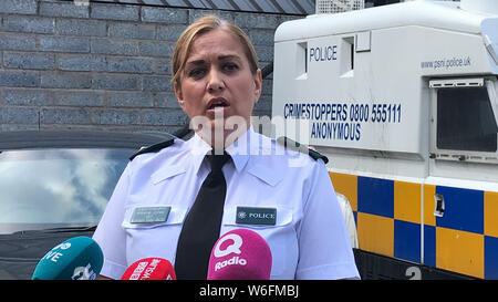 PSNI Superintendenten Melanie Jones spricht mit Medien bei Musgrave Street Polizei in Belfast, Nordirland, erklärt, dass Offiziere für eine mögliche vierte Nacht der Unordnung in der North Queen Street Gegend der Stadt, wo die Polizei unter Beschuss mit Benzinbomben gekommen sind vorbereitet sind. Stockfoto