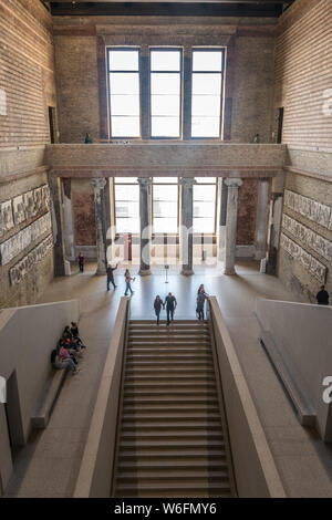 BERLIN, DEUTSCHLAND - 26. SEPTEMBER 2018: Symmetrische und nach unten Übersicht über Besucher erforschen antiken Ausstellungen in beleuchteten Halle und eine große Treppe Stockfoto