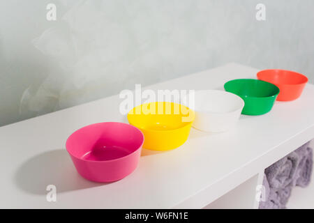 Wiederverwendbare farbigen Kunststoff Gerichte auf dem Regal im Store. Stockfoto