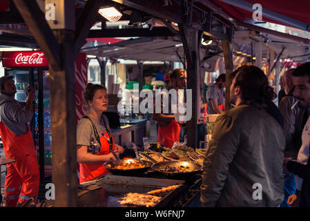 03/09-17, Bergen, Norwegen. Fischmarkt in Bergen. Arbeitnehmer sind im Gespräch mit den Kunden. Stockfoto