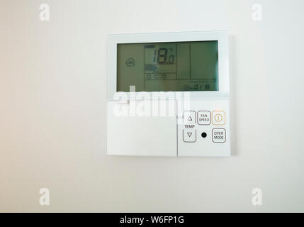 Bedieneinheit der Klimaanlage an der Wand Stockfoto