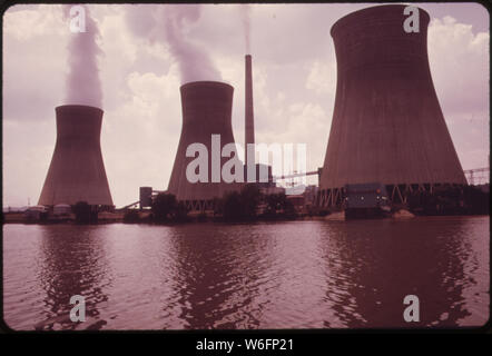 Dampfschwaden steigen AUS DEM WASSER KÜHLTÜRME DES JOHN AMOS KRAFTWERK AM KANAWHA RIVER Stockfoto