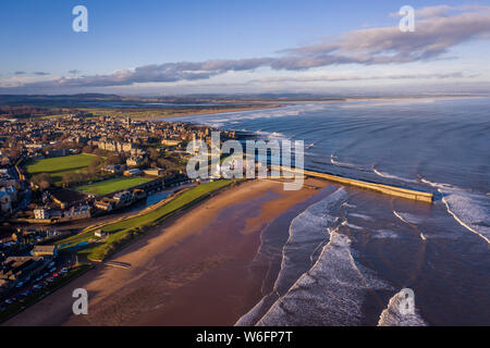 Luftaufnahmen von St Andrews bei Sonnenuntergang. Stockfoto