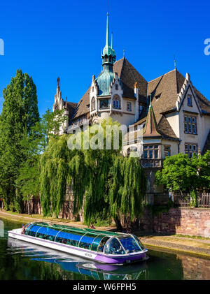 Batorama sightseeing tour Boot Kreuzfahrt auf der Canal, Lycée des Pontonniers international High School, Straßburg, Elsass, Frankreich, Europa, Stockfoto