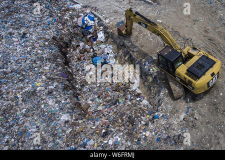 Lhokseumawe, Aceh, Indonesien. 1 Aug, 2019. Ein Bagger Gerät auf Standby auf der Deponie in Lhokseumawe, Aceh, Indonesien. Daten aus dem Worldwide Fund for Nature (WWF), die etwa 300 Millionen Tonnen Kunststoff jedes Jahr produziert werden, von denen die meisten am Ende in Deponien und das Meer, das Meer. In der Tat, das hat eine internationale Krise geworden, die auch heute noch wachsen. Credit: zikri Maulana/SOPA Images/ZUMA Draht/Alamy leben Nachrichten Stockfoto