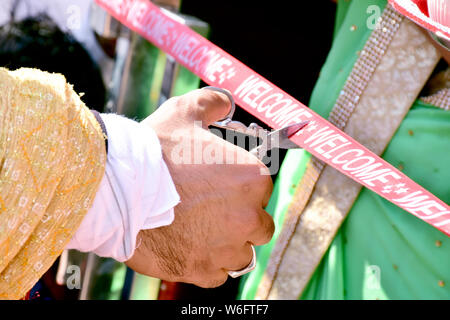 Schneiden Farbband im indischen Hochzeit rituellen Begrüßungszeremonie Stockfoto