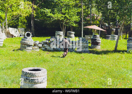 Paintball Sport Spieler in einer einheitlichen und Maske spielen mit Gewehr im Freien. Stockfoto