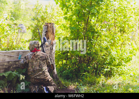 Paintball Sport Spieler in einer einheitlichen und Maske spielen mit Gewehr im Freien. Stockfoto