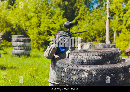 Paintball Sport Spieler in einer einheitlichen und Maske spielen mit Gewehr im Freien. Stockfoto