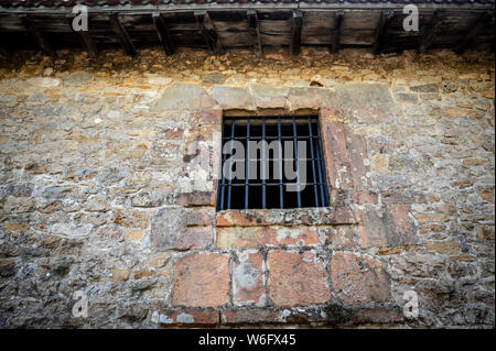 Geschlossen Sprossenfenster in Stein Wand Stockfoto