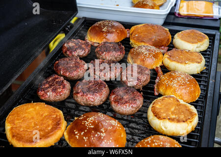 Hamburger Kochen auf dem Grill im Freien Stockfoto