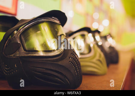 Schwarz und Grün paintball Helm. Maske, einen Helm für ein Spiel in einer paintball. Stockfoto