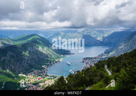 Montenegro, Bucht von Kotor Stadt von oben durch majestätische Berge Natur Landschaft umgeben Stockfoto